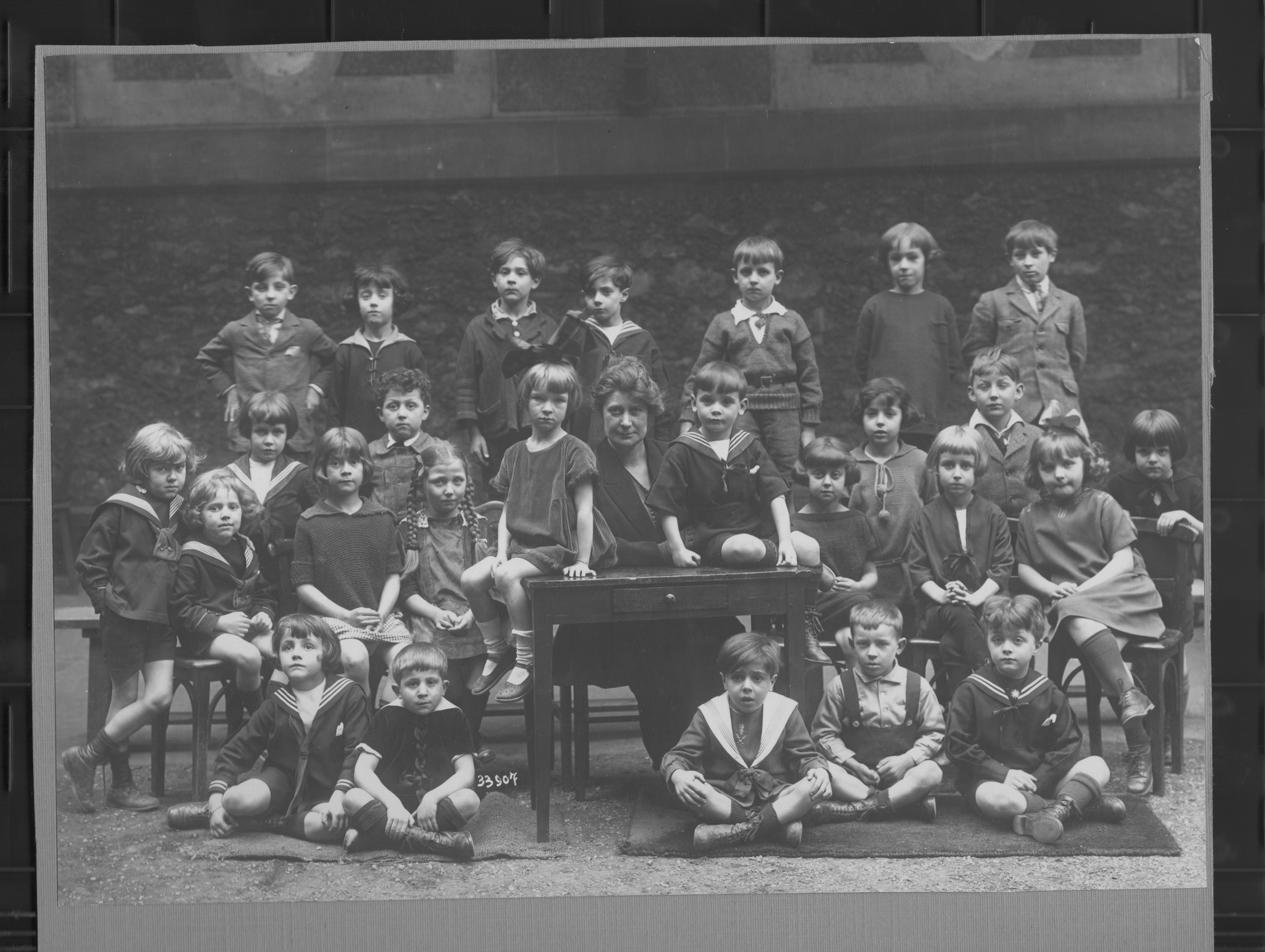 La même photographie de classe en noir et blanc, telle que numérisée, avant colorisation.